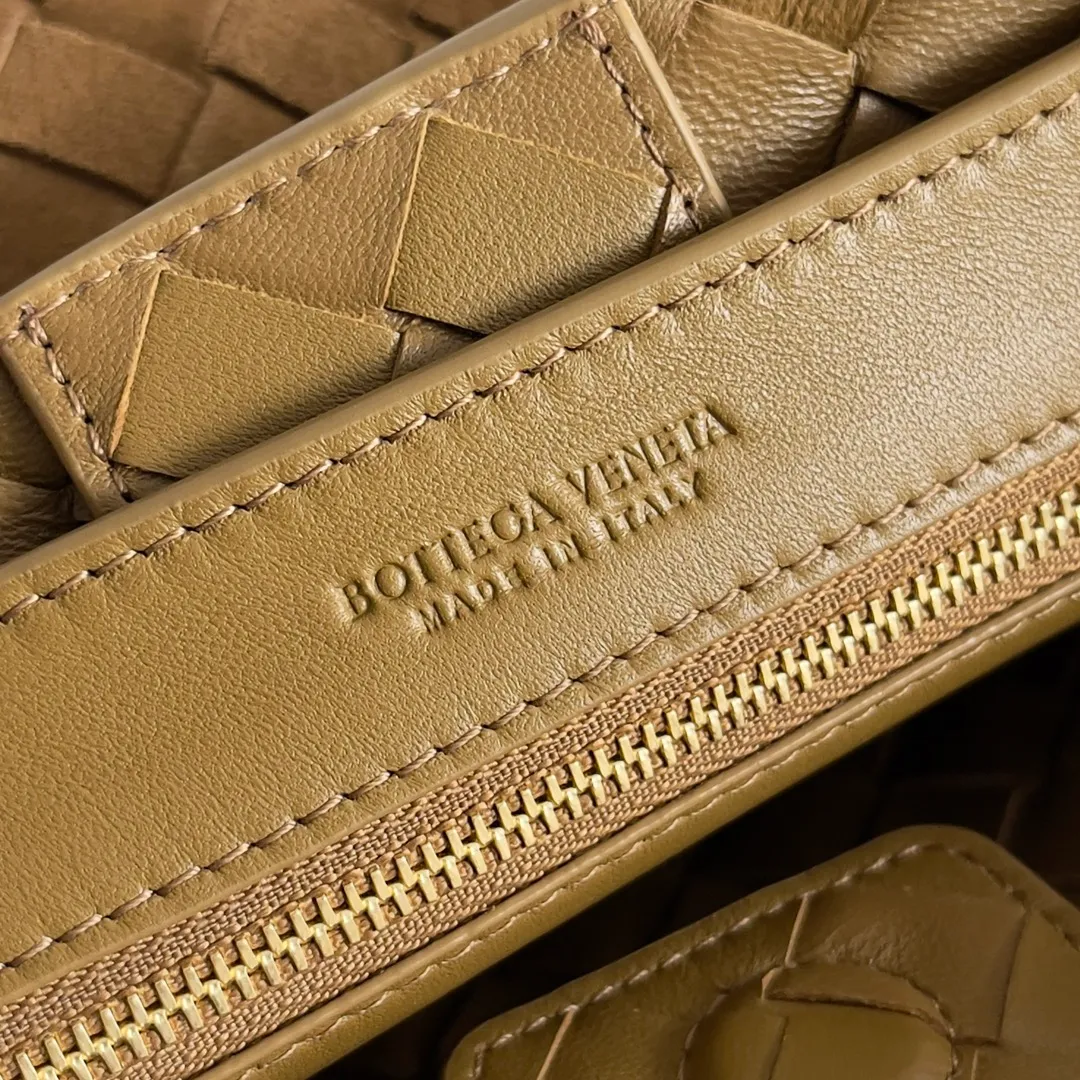 The 2023 new Andiamo batch of 1960 BV has been shipped‼ ️Really popular🔥The new Andiamo woven handbag launched by Bottega Veneta this season is really popular all over the world! ! Celebrities at home and abroad have worn it, and Oscar-winning actress Michelle Yeoh has taken it out on the street. Song Jia, Trai Yara, Yu Feihong, Sanji Ayaka, Rosie Hunting-Whiteley, Yoshioka Riho, etc. have all picked up this bag. It is classic and versatile, showing off its temperament, and the bag capacity is also large, which is very convenient for daily commuting! ! A variety of carrying methods, the shoulder straps can be adjusted by yourself, the original lambskin feels soft and delicate, and the neutral style is made to break gender boundaries and bring a more practical and longer-lasting use experience. Andiamo, which has both elegant and casual styles, perfectly interprets the true appearance of "fashionable old money style". Style number: 743568 (suede) Size: 25*22*10.5cm